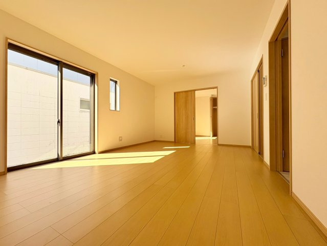 ハートフルタウン　江南市五明町　全2区画分譲の居間・リビング|フローリング材には木目調で木材特有の風合いがあり、ナチュラルな美しさになっています。