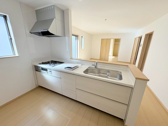 ハートフルタウン　江南市五明町　全2区画分譲のキッチン|お手入れがラクなステンレスをトップ部分に使用した機能的で美しいシステムキッチンを使用しています。