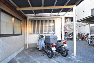 【駐車場】 | バイク置き場。空き区画の有無や駐輪料金、サイズおよび排気量規定などについては、改めてお問い合わせください。～即日のご見学可能～　お問合せはお気軽にどうぞ。
