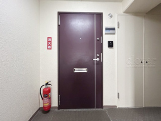 【その他共用部分】 | ダブルロック式の玄関ドアが皆様をお出迎え。お部屋のセキュリティの観点からも、うれしい設備ですね。玄関の色もシックで良い感じです。～即日のご見学可能～　お問合せはお気軽にどうぞ。
