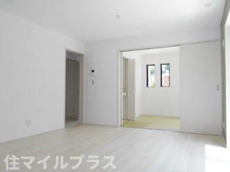 【居間・リビング】 | 郡山市深沢2丁目新築一戸建て2棟 | こちらの居間で趣味の時間をお楽しみください