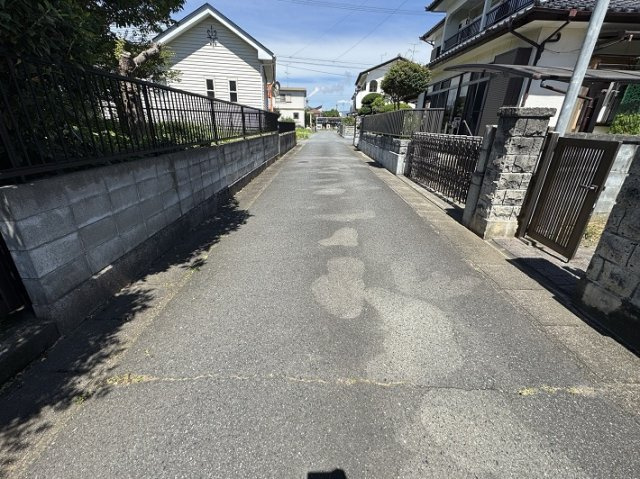錦町中央3丁目 中古一戸建ての前面道路含む現地写真