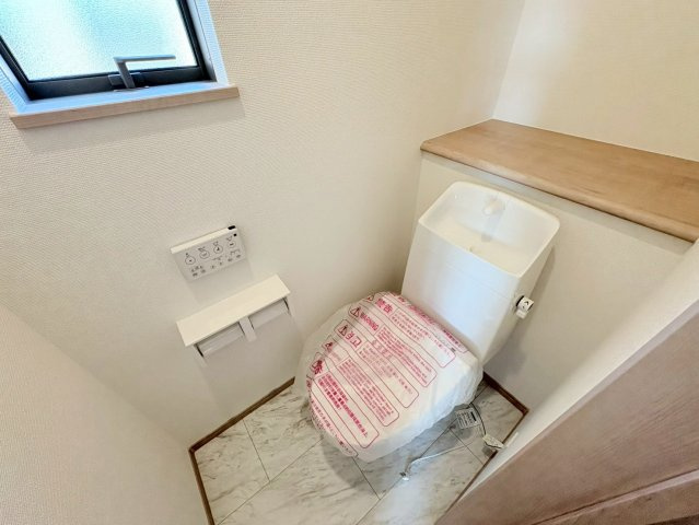 【商談中】ハートフルタウン　江南市五明町　全2区画分譲のトイレ|超表面平滑加工とイオンパワーの「セフィオンテクト」加工で、汚れが付きにくく落ちやすい仕様です。