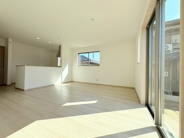 【商談中】ハートフルタウン　江南市五明町　全2区画分譲の居間・リビング|フローリング材には木目調で木材特有の風合いがあり、ナチュラルな美しさになっています。