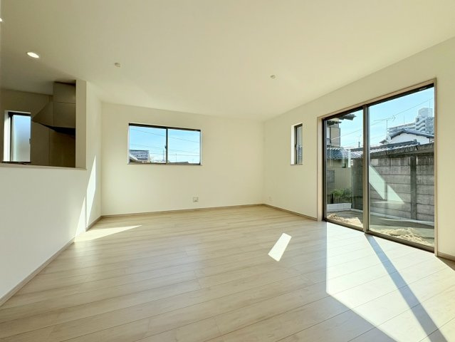 【商談中】ハートフルタウン　江南市五明町　全2区画分譲の居間・リビング|フローリング材には木目調で木材特有の風合いがあり、ナチュラルな美しさになっています。