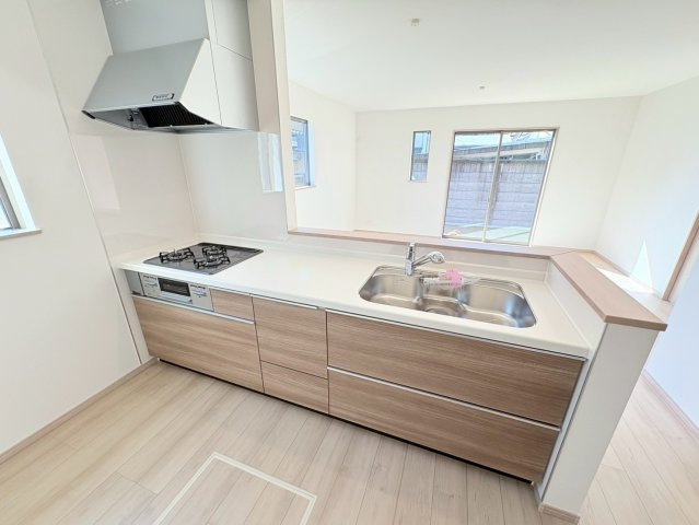 【商談中】ハートフルタウン　江南市五明町　全2区画分譲のキッチン|お手入れがラクなステンレスをトップ部分に使用した機能的で美しいシステムキッチンを使用しています。