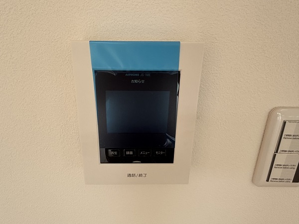 1階のテレビモニター付きインターホン。今は必須の設備です。