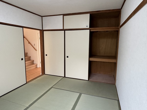 和室の押入と天袋。たっぷり収納できます。
