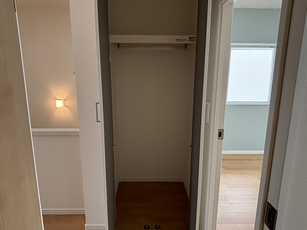 2階廊下の物入。奥行きもありたっぷり入ります。