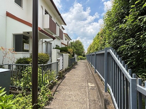 前面の敷地内通路。