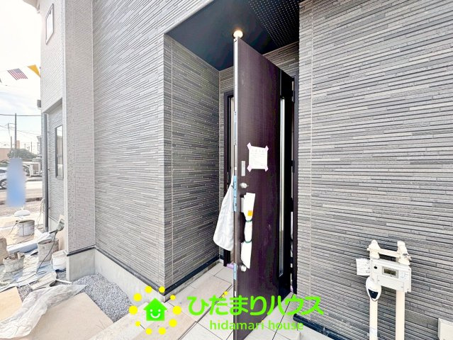 久喜市久喜東４丁目　新築一戸建ての玄関