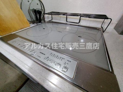 【太陽光パネル設置済】三鷹市深大寺2丁目 中古戸建 中央線 三鷹駅のキッチン|IHクッキングヒーター／現状オール電化住宅ですが、ガス管の宅内引き込みは済んでいますので接続工事をすれば通常のガス利用住宅としてご利用頂けます。