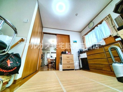 【太陽光パネル設置済】三鷹市深大寺2丁目 中古戸建 中央線 三鷹駅の洋室|一階の洋室はリビングと続き間になっています。