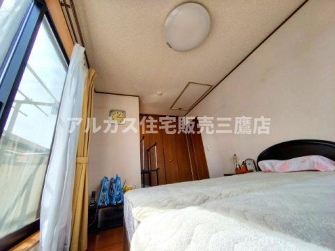 【太陽光パネル設置済】三鷹市深大寺2丁目 中古戸建 中央線 三鷹駅の寝室|南向き主寝室7帖、小屋裏収納付き