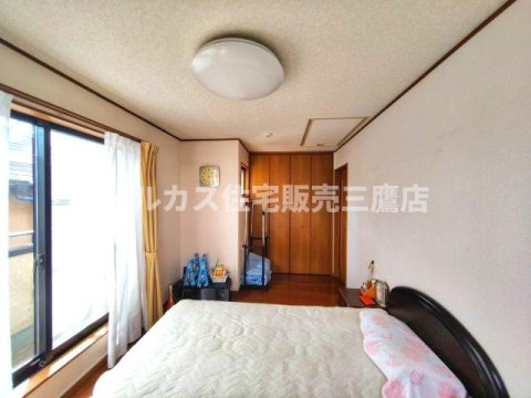 【太陽光パネル設置済】三鷹市深大寺2丁目 中古戸建 中央線 三鷹駅の寝室|南向き主寝室7帖、小屋裏収納付き