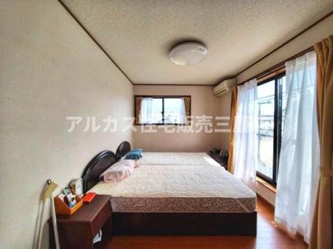 【太陽光パネル設置済】三鷹市深大寺2丁目 中古戸建 中央線 三鷹駅の寝室|南向き主寝室7帖、小屋裏収納付き