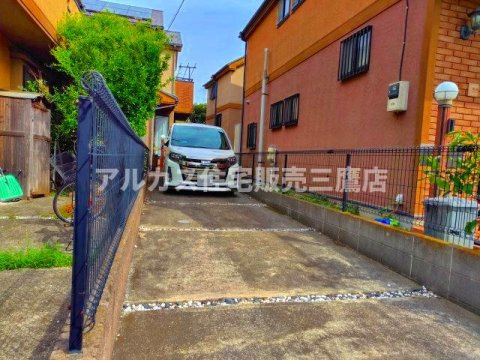 【太陽光パネル設置済】三鷹市深大寺2丁目 中古戸建 中央線 三鷹駅の駐車場|駐車二台可！