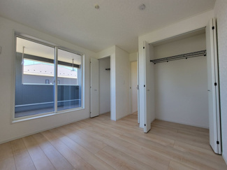 【洋室】 | 南アルプス市在家塚 新築全2棟 1号棟 カースペース並列3台 | 2階5.7帖洋室　二箇所のクローゼット付き　バルコニーへのアクセスも可能　