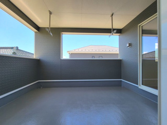 【バルコニー】 | 南アルプス市在家塚 新築全2棟 1号棟 カースペース並列3台 | 屋根付き・約6帖サイズのインナーバルコニー　屋根付きで急な雨でも安心です。