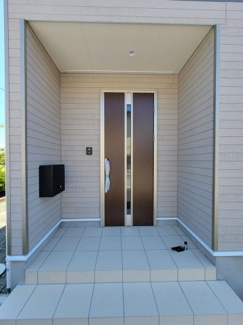 【玄関】 | 南アルプス市在家塚 新築全2棟 1号棟 カースペース並列3台 | 雨天時も安心の軒付き玄関