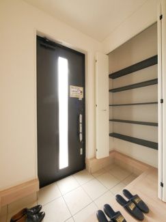 【玄関】 | 南アルプス市在家塚 新築全2棟 1号棟 カースペース並列3台 | 大容量下足入れ付きの玄関　