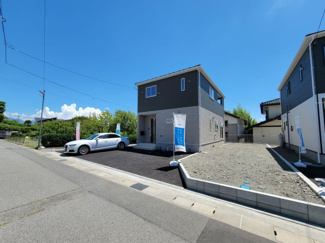 【外観】 | 南アルプス市在家塚 新築全2棟 1号棟 カースペース並列3台 | 南アルプス市在家塚 新築全2棟 1号棟 カースペース並列3台　圧迫感のない街並み