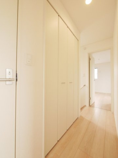 【収納】 | 南アルプス市在家塚 新築全2棟 1号棟 カースペース並列3台 | 2階廊下収納