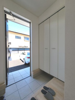 【玄関】 | 南アルプス市在家塚 新築全2棟 1号棟 カースペース並列3台 | 大型下駄箱完備の玄関