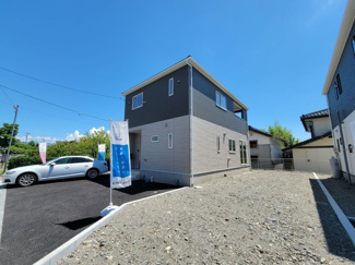 【外観】 | 南アルプス市在家塚 新築全2棟 1号棟 カースペース並列3台 | 建物完成済みです。随時ご見学可能です。