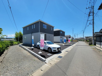 【前面道路含む現地写真】 | カースペースは並列3台分　車の往来も少なく車庫入れ楽々です。