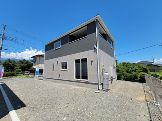 【外観】 | 南アルプス市在家塚 新築全2棟 1号棟 カースペース並列3台 | 広い庭付きの一戸建て