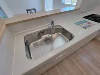 【キッチン】 | 南アルプス市在家塚 新築全2棟 1号棟 カースペース並列3台 | 浄水器一体型水栓付きシンク