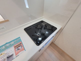 【キッチン】 | 南アルプス市在家塚 新築全2棟 1号棟 カースペース並列3台 | ガスコンロ