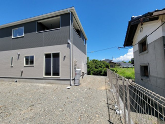 【外観】 | 南アルプス市在家塚 新築全2棟 1号棟 カースペース並列3台 | 東側隣地境界