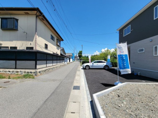 【前面道路含む現地写真】 | 南アルプス市在家塚 新築全2棟 1号棟 カースペース並列3台 | 車の往来の少ない幅員4.0ｍ前面道路