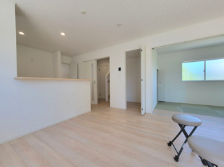 【居間・リビング】 | 南アルプス市在家塚 新築全2棟 1号棟 カースペース並列3台 | 17帖・ファミリークローク付きのLDK