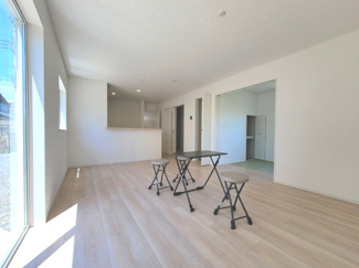 【居間・リビング】 | 南アルプス市在家塚 新築全2棟 1号棟 カースペース並列3台 | 17帖のLDK　一日中明るいリビングです。