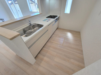 【キッチン】 | 南アルプス市在家塚 新築全2棟 1号棟 カースペース並列3台 | 背面スペースも充分なキッチン　開放感のあるオープンカウンタータイプ