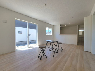 【居間・リビング】 | 南アルプス市在家塚 新築全2棟 1号棟 カースペース並列3台 | 17帖のLDK　ファミリークローク付きでいつもスッキリリビング　