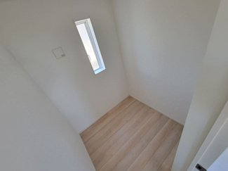 【収納】 | 南アルプス市在家塚 新築全2棟 1号棟 カースペース並列3台 | 2階7.5帖洋室のテレワークルーム　ウォークインクローゼットとしても使用可能です。