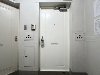【その他共用部分】 | 皆様をお迎えする、お部屋の玄関ドア。開けやすさや開放角度、ドアノブの操作しやすさや鍵の形状などを、現地で一度ご確認ください。～即日のご見学可能～　お問合せはお気軽にどうぞ。