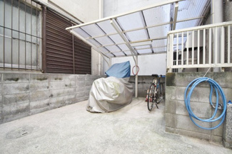 【駐車場】 | バイク置き場。空き区画の有無や駐輪料金、サイズおよび排気量規定などについては、改めてお問い合わせください。～即日のご見学可能～　お問合せはお気軽にどうぞ。