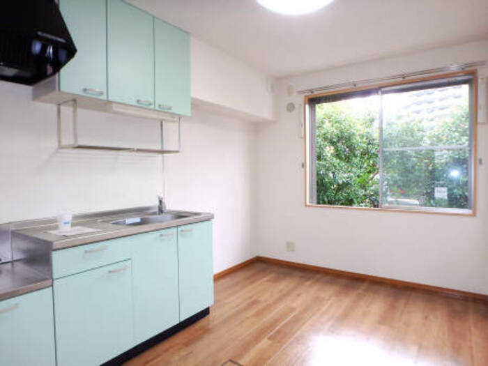 ボナールハウス新川の居間・リビング