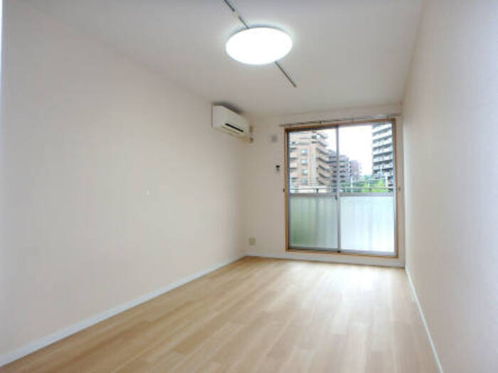 ボナールハウス新川の居間・リビング