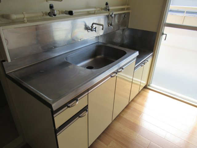 兵庫県公社　伊丹鴻池　４B号棟のキッチン|コンパクトなキッチンで掃除もラクラク