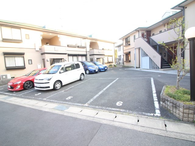 ウィンディアコリーヌA棟の駐車場