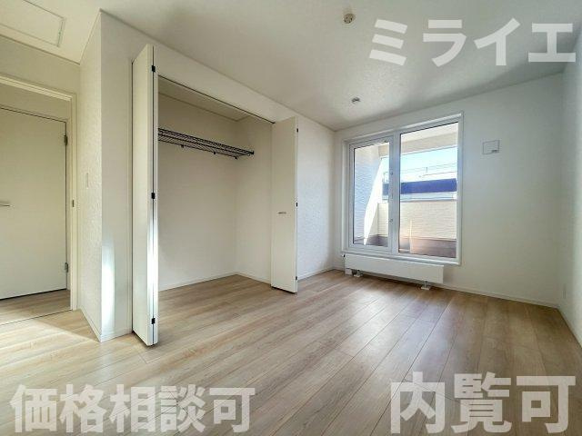 【新築戸建】札幌市西区西野11条9丁目2棟の洋室|2階洋室にはルーフバルコニーが設置されています。