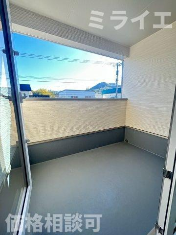 【新築戸建】札幌市西区西野11条9丁目2棟のバルコニー|屋根付で雨・雪が入りにくいルーフバルコニーを採用しています。洗濯物干しだけではなく椅子を置いてのんびり過ごせる広さです。