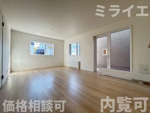 【新築戸建】札幌市西区西野11条9丁目2棟の居間・リビング|リビングが見渡せる対面キッチンを採用。内装(壁・床・建具)は白を基調とし、明るい雰囲気となっています。