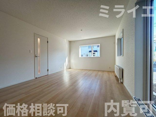 【新築戸建】札幌市西区西野11条9丁目2棟の居間・リビング|リビングが見渡せる対面キッチンを採用。内装(壁・床・建具)は白を基調とし、明るい雰囲気となっています。